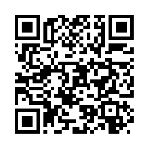 在一家暗黑风格的店面门前停了下来二维码生成