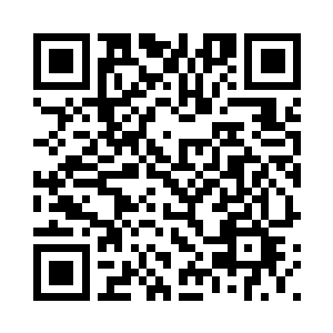 在他们两个的中间摆着一副黑白棋二维码生成