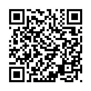 在十余名穿着帝国将官盔甲的大汉陪同之下二维码生成