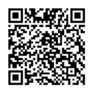 在地面用水属性秘法凝结覆盖了几块极为光滑的寒冰二维码生成