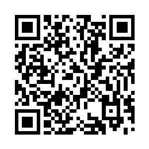 在手掌和拳头相交的地方爆发剧烈的对抗二维码生成