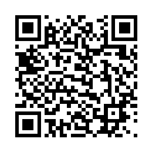 在这个被烟薰得看不清人脸的客厅里二维码生成