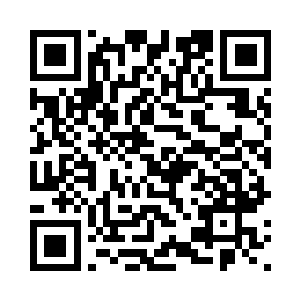 在那些三五成群的人身上逐一扫过二维码生成