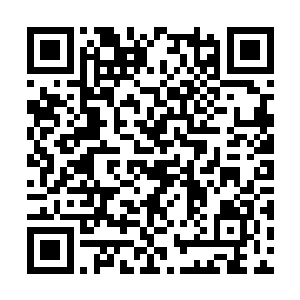 在陡峭的山崖上寻找凹凸的可供借力攀爬的落脚点二维码生成