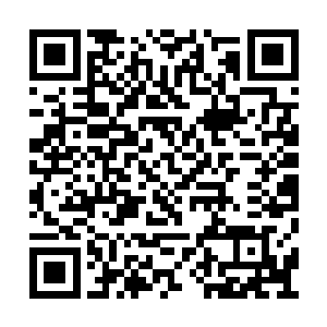 在黑暗冰冷背景下神秘交缠下延的双螺旋陨石带二维码生成