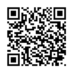 场地中央的人群在听到老者的要求后二维码生成