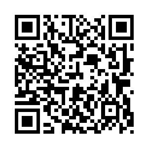 坐在椅子上仰面朝天看着酒吧雪白的天花板二维码生成