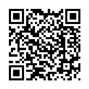 夏荷慧弯腰去收拾地上的玻璃碴子二维码生成