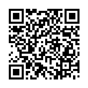 大约一米七左右的位置果然亮起了一块屏幕二维码生成