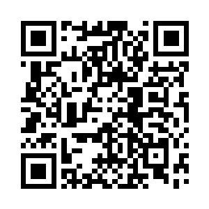 女人们一手放在孩子的头上一手按住了匕首二维码生成