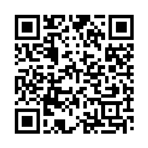 女接待员从脖子上摘下了项链抛给黑珍珠二维码生成