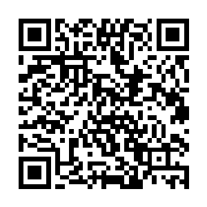 她从来没有见过一个男人这样带着未婚妻来买戒指的二维码生成