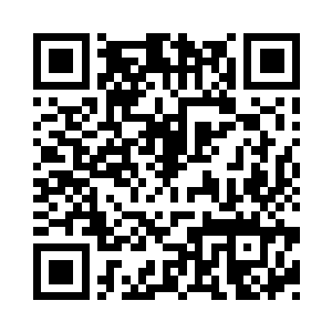 她的手指上勾着一个漂亮的戒指链扣二维码生成