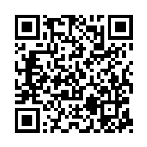 她的视线放在年轻人手里的那个女孩子身上二维码生成