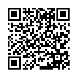 她空闲的右手上拿着两张俊杰音乐节的门票二维码生成