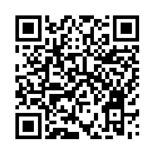 她终于愿意碰那医药箱里面的东西了二维码生成