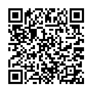 宇文飞度以及其余两名狙击手在屋顶上拔腿狂奔二维码生成