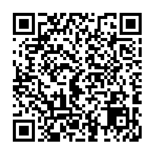 实现的是任意移动的实拍视角任意变换的角色布光和宏大从容的宇宙美景二维码生成