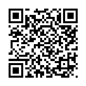 对面船上的一个水手还对着劳伦吹起了口哨二维码生成