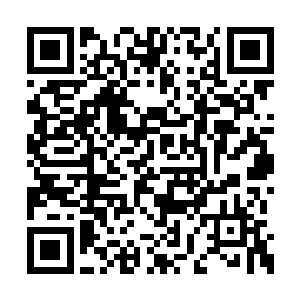 寻思着该怎么向赵凯解释自己背着的两大包东西二维码生成