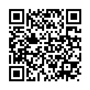 将准备好的充气气球挂到墙上的装饰木架二维码生成