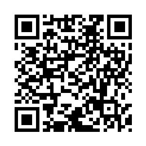 小孩裸露出的皮肤长满了恶心的红色的小豆豆二维码生成