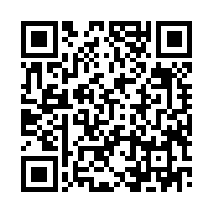 小心翼翼的握住小家伙不断挥舞的小肉手二维码生成