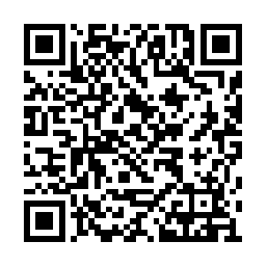 少女轻轻拍了一下自己体恤衫下肆虐的爱郎魔掌二维码生成