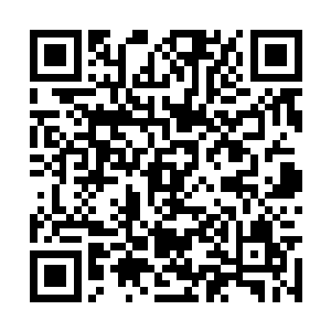 就有两名士兵抬着一柄纯铁打造的长柄斧走了上来二维码生成