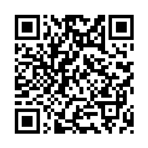 就看到一名西装男子从楼下顺着楼梯狂奔上来二维码生成