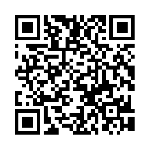 巨大的红色镰刀形高峰横亘在苍青的天空下二维码生成