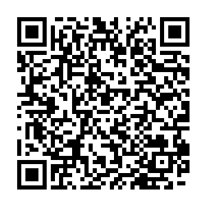 巴克起身用胶布把狙击瞄准镜和望远镜的物镜头都粘起来只留一条缝二维码生成