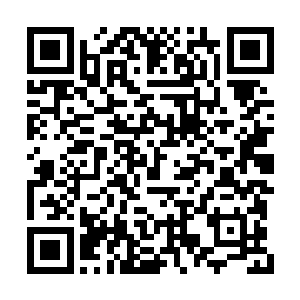 平台上的执勤军人面无表情地看着这些神情低落二维码生成