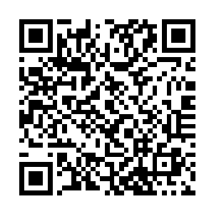 并且套上了莫崎随手丢给他的一套黑色古式劲装的笛二维码生成