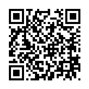 并且我还在墙壁上面发现了一些奇怪的烛台二维码生成