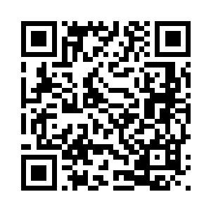 开着快艇的中年人拿出了一根木棍二维码生成