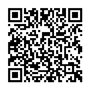 张铁来到那一排摆放着各种长剑的武器架子面前二维码生成