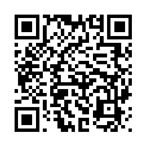 弯轨上的摄像机就着两人背影推进二维码生成