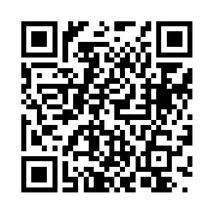 徐成若有所思地看着手指上的黑色指环二维码生成