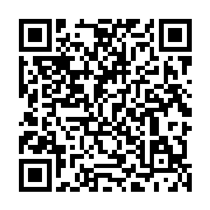 徐贤自己都没有发现她在不知不觉当中把自己身份摆到了二维码生成