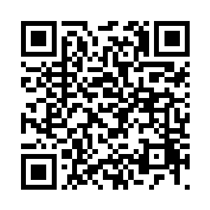 心情激动地看着眼前连绵起伏的人群二维码生成