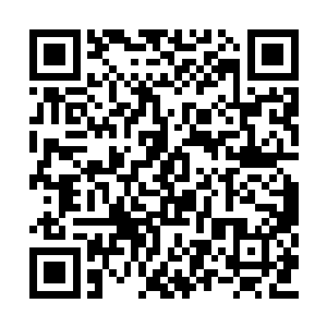 心灵手巧的姑娘们还把小船前后用伞绳连接起来二维码生成