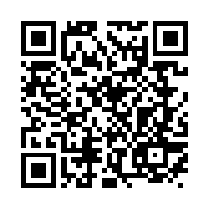 性感豹纹女看着床上抱着笔记本的小女孩问道二维码生成