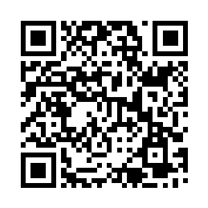 愤怒的大胡子手上的烟斗微微的抖动二维码生成