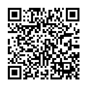 懒懒散散地将两只右手拿着钻石的拇指和食指轻轻地一捏二维码生成