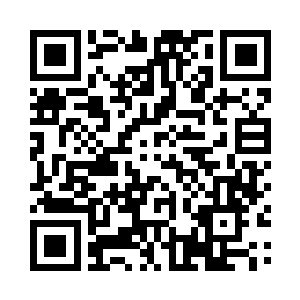 我在远离会场门口一段距离地方佯装打电话二维码生成