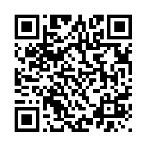 我的后背贴着被风微微吹动的帆布二维码生成