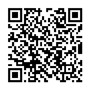 我的目光望向房间里坐在书案后面的三个黑袍男子二维码生成