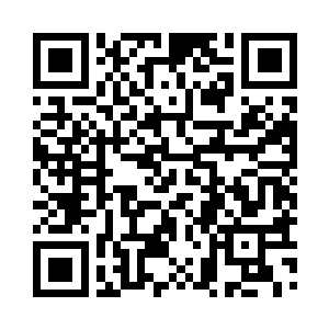 我看到迎面有几个男生从街道对面跑过来二维码生成