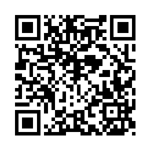 我背着包在公路上徒步走了半个小时以后二维码生成